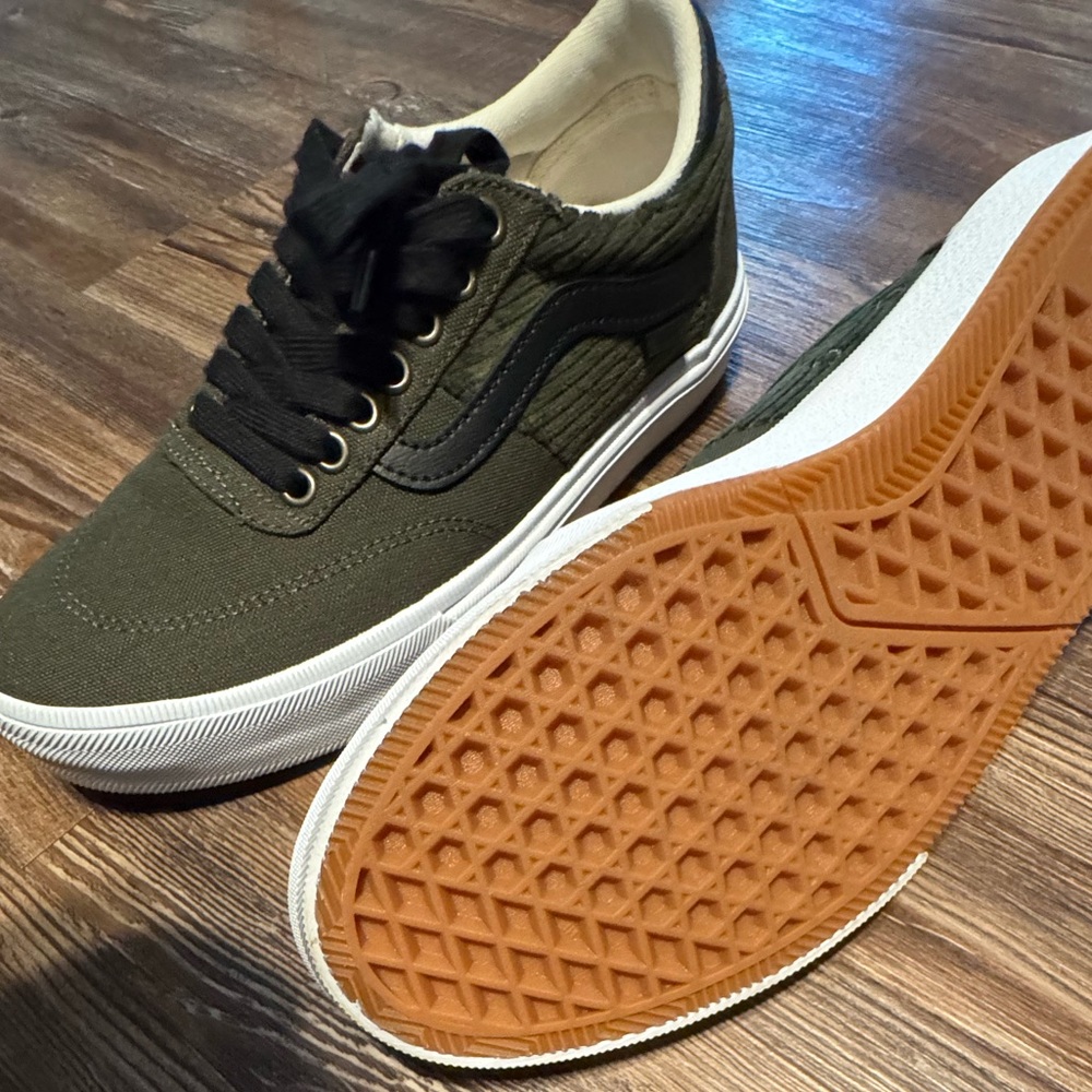 Brand new Vans Gilbert Crockett Corduroy Shoe size 8 green